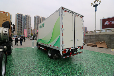 新能源時(shí)代，看我的！乘龍L2 EV輕卡躍市而來，引領(lǐng)城市配送新變革